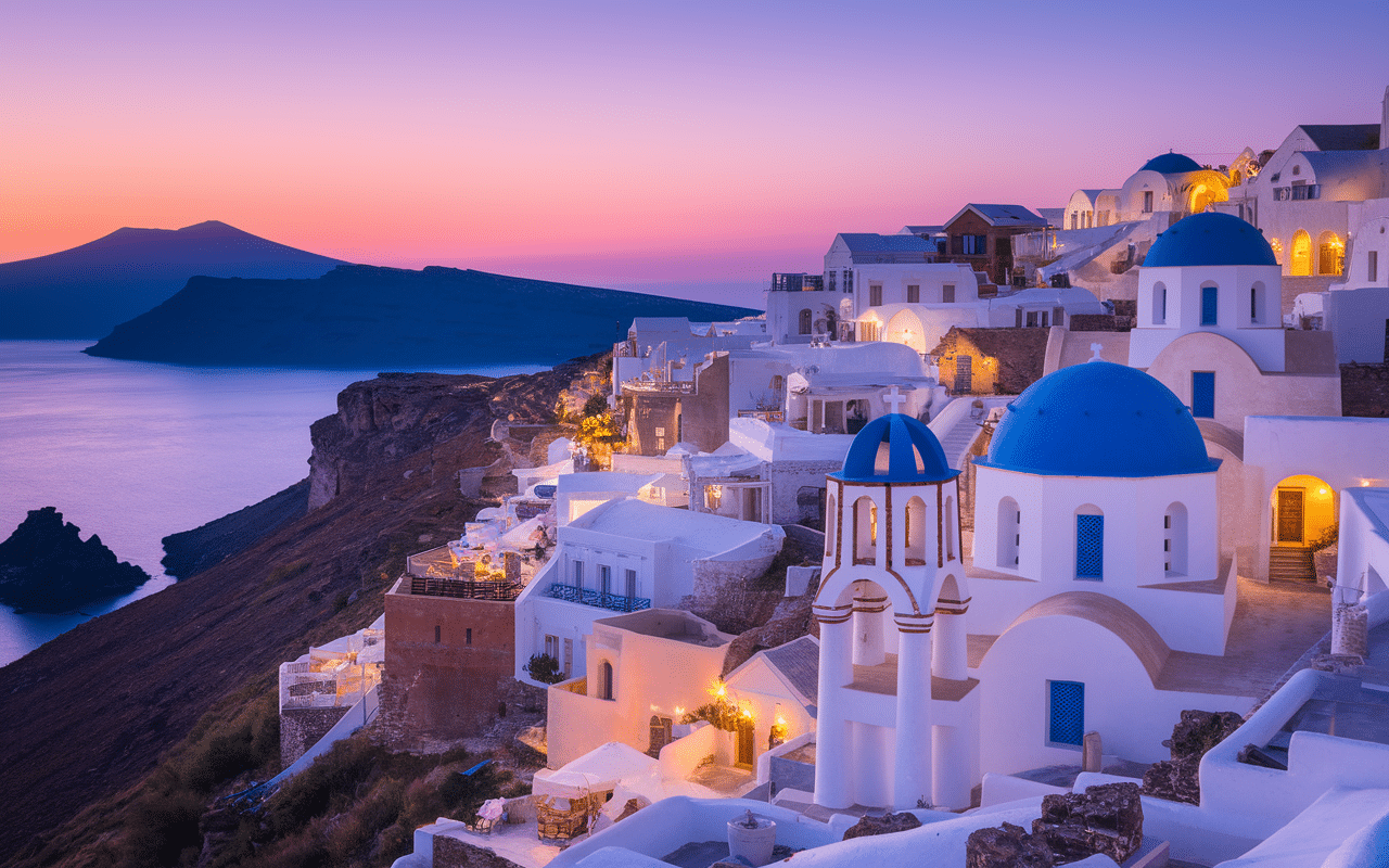 Vue du village caché de Pyrgos à Santorin